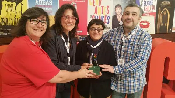 Yolanda Rodríguez, María Luisa López Municio, Geny Martín y José Ramón Rubín, con el trofeo de la Espiga Arcoíris. 