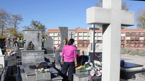 Numerosos palentinos acudieron ayer a limpiar tumbas en el cementerio. 