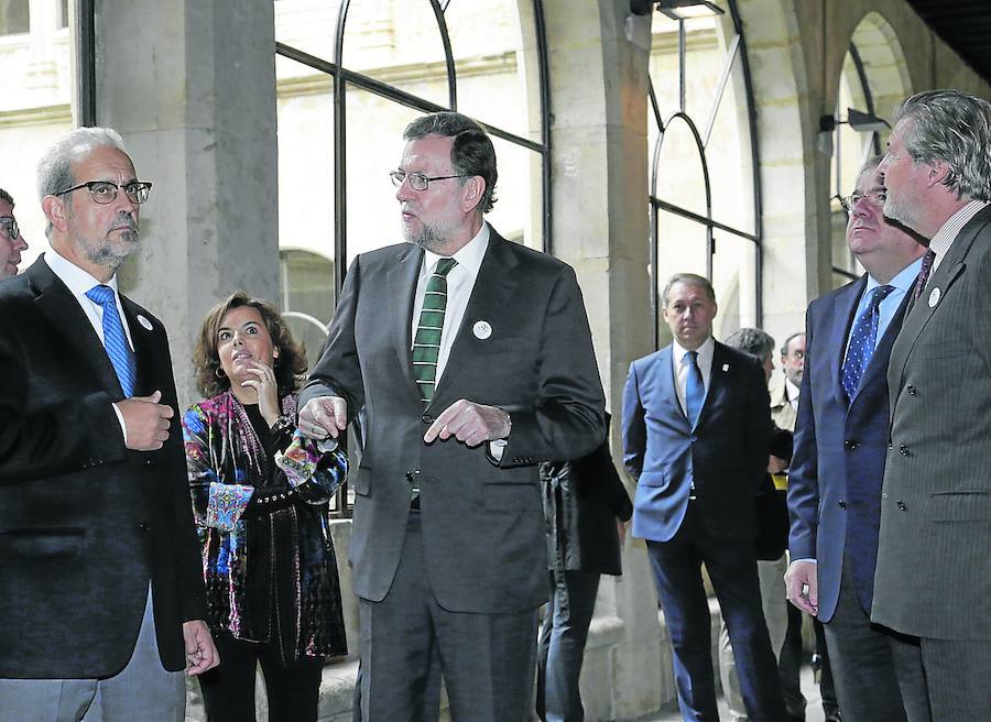 El rector de la Usal junto al presidente del Gobierno en el claustro de la institución.