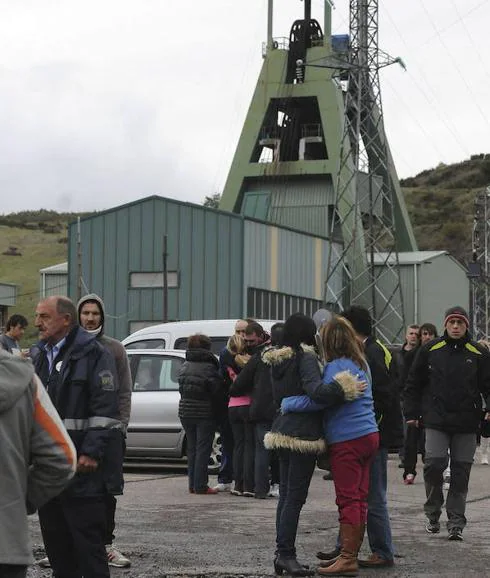 Familiares y amigos se congregan a las puertas del Pozo Emilio en la jornada de la tragedia, hace ahora tres años.