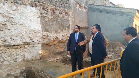 El presidente de la Diputación y el alcalde comprueban el resultado de las obras de recuperación de la muralla