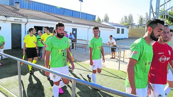 Carles Marc, Héctor, Antonio Pino y Maiki Fernández saltan al terreno de juego del Municipal en un partido este año.