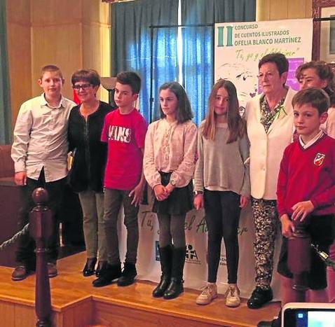 Los finalistas, junto a la presidenta de AFA y la alcaldesa.