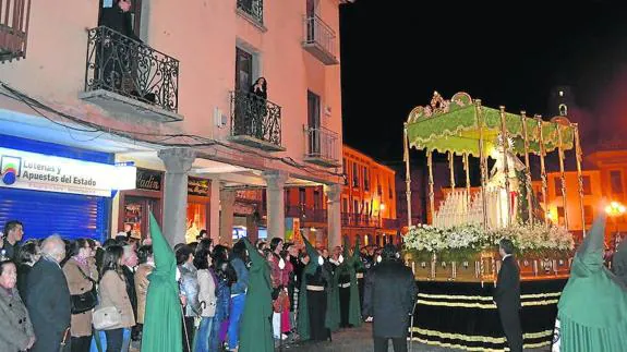 Un momento de la procesión del Santo Entierro de la noche del Viernes Santo en Peñaranda de Bracamonte.