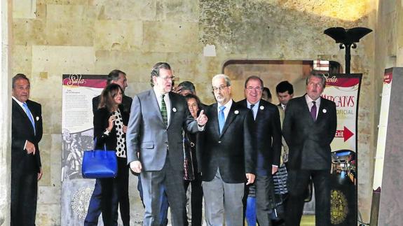 Mariano Rajoy conversa con el rector, Daniel Hernández Ruipérez, durante su visista a la Usal. 