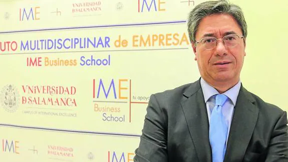 Julio Pindado, posa junto a un cartel del Instituto Multidisciplinar de Empresa de la Universidad de Salamanca. 