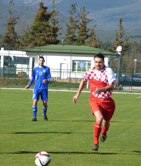 Un jugador de Castilla y León conduce el balón en el estadio de Razlog. 