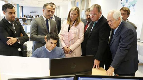 Las autoridades políticas visitan las instalaciones de Tresca Ingeniería. 