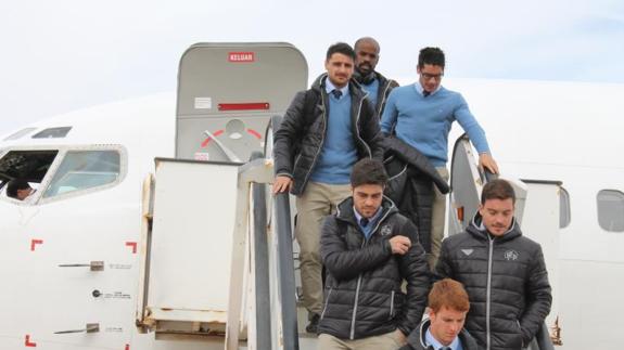 Los jugadores descienden del avión en Vuillanubla,a su llegada de Bulgaria 
