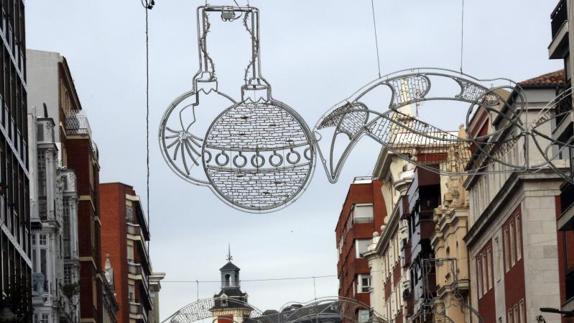 Una de las estructuras de luces para esta Navidad colocada en la calle Miguel Íscar. 