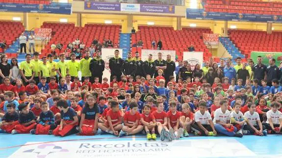 Los participantes  en el torneo alevín solidario, con algunos jugadores de la selección española, en Huerta del Rey. 