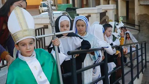 Los niños se vistieron de religiosos y santos para participar en el festival organizado por la parroquia.