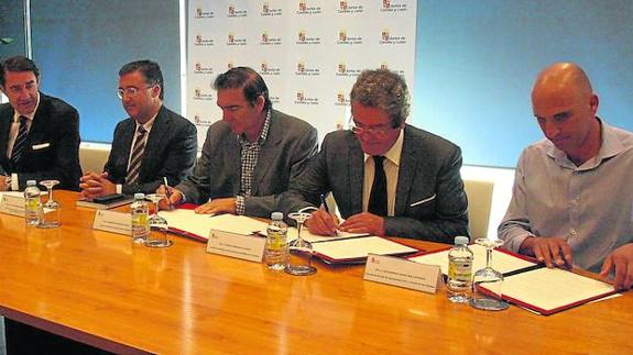 Firma de los convenios de colaboración por parte de los representantes municipales de las cinco localidades beneficiarias del plan ‘Rehabitare’.