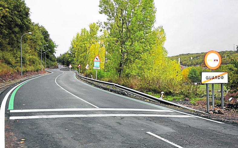 Línea verde pintada en la carretera, a la salida de Guardo. 