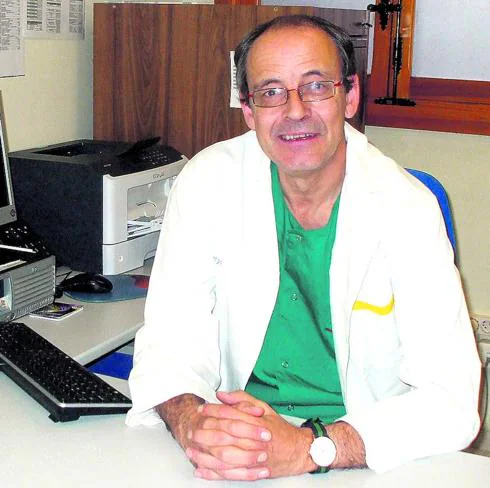 José Carlos Díaz Sánchez, médico de Atención Primaria en su consulta de Cantalapiedra. 