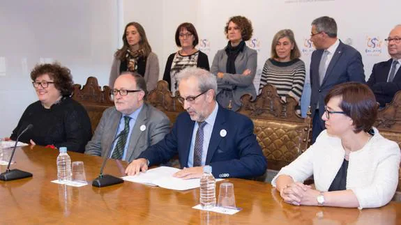 El rector de la Universidad de Salamanca comunica los cambios en su organigrama, con Fernández Juncal a su izquierda, en primer lugar.