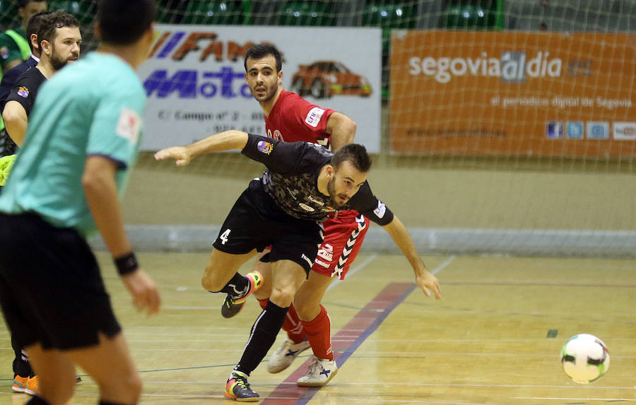 Iván Quintín trata de zarfarse de la marca de un jugador del Puertollano.