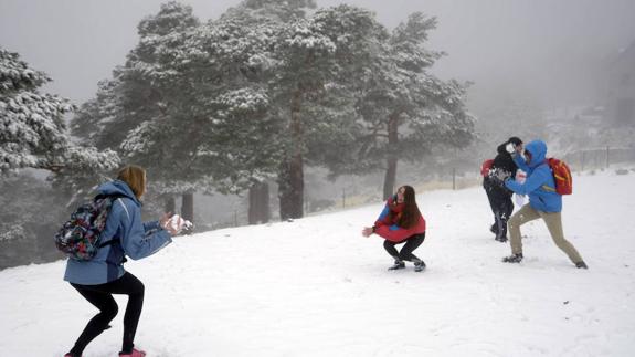 Primeras batallas de nieve, de la temporada en el puerto de Navacerrada, este domingo por la mañana. 