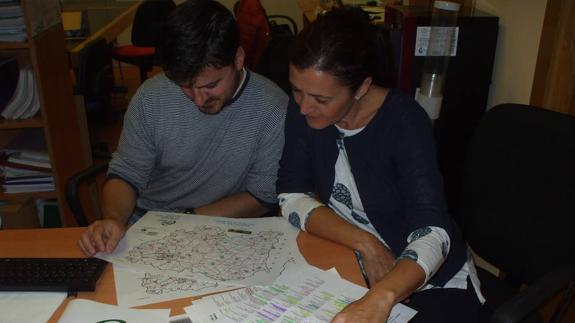 Responsables de Educación en CSIF observan el mapa sobre la situación de los centros en la provincia.