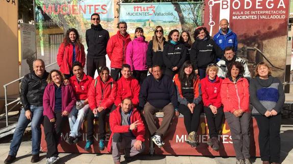 Organizadores, jueces, cronometradores y ayudantes posan en Mucientes tras concluir el Circuito 'Corriendo entre Viñas'. 