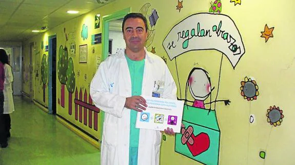 El jefe del Servicio de Pediatría en funciones, Pedro Gómez de Quero, posa en el hospital.