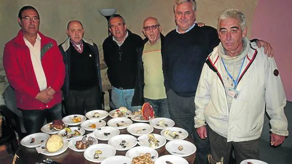 Miembros de la Asociación Setera Boleto Negro con el presidente de la Asociación El Zurguén de Morille.