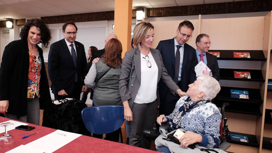 Alicia García saluda a Asunción Díaz de Isla en la reunión celebrada en Palencia. 