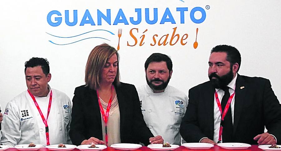 La presidenta de la Diputación, con los cocineros y los representantes del Gobierno de Guanajuato, este lunes en Valladolid. 