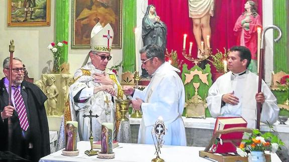 El obispo presidente la misa en la ermita recién restaurada. 