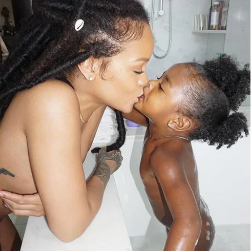 Rihanna con su sobrina Majesty. 