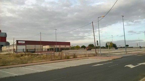 Canalización provisional de la red eléctrica desde una empresa del antiguo polígono hasta la nueva nave. F.G. MURIEL