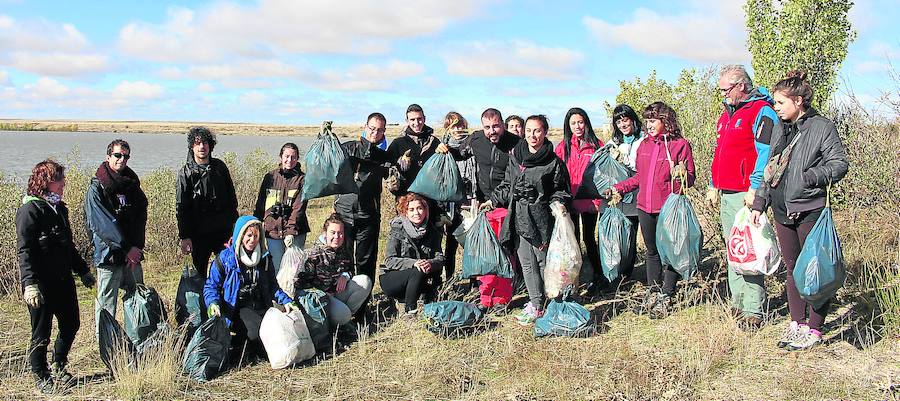 Taller de cajas nido y recogida de residuos en el azud de Riolobos, dentro del programa VoluntaTormes. 