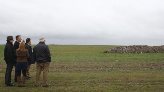 Visita del delegado de la Junta a la zona donde están los vertidos, hace unos meses. 