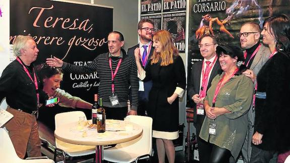 Miembros de Teatro Corsario reciben en su estand a la comitiva de autoridades y organizadores. 
