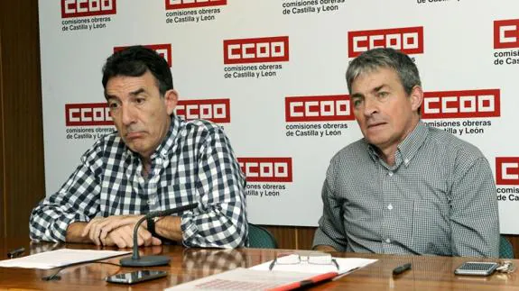 Ángel Hernández y Luis Fernández Gamazo, secretario de Organización y Comunicación, en la rueda de prensa que han ofrecido en la sede de CC OO. 