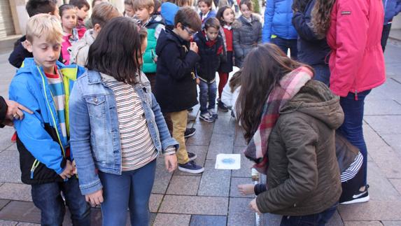 Alumnos de La Salle, en su recorrido por la Calle Mayor. 