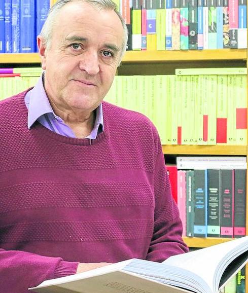 Mario Martín abre un libro en su establecimiento. 