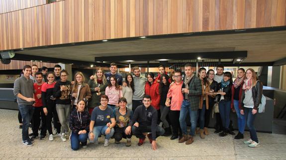 Un grupo de estudiantes posa en el lugar donde se celebró el desayuno solidario.Antonio Tanarro