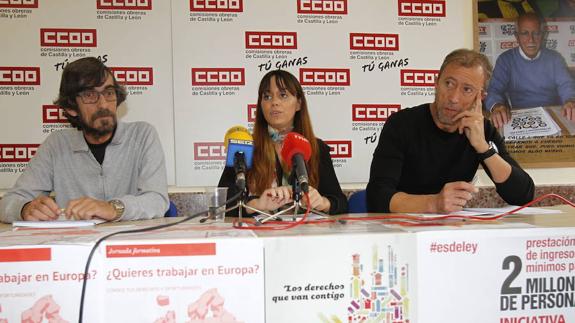 Luis González y  Marta Mateos, a la izquierda, con el secretario de organización, Juan Carlos González.