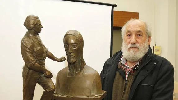 Luis Alonso posa junto a su escultura.