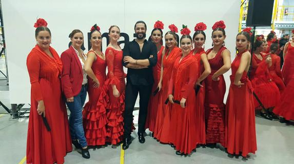 Nueve segovianas bailan con Rafael Amargo a diez metros de altura