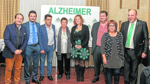 Magdalena Hernández Mediero posa junto a invitados a la VI Cena Benéfica de AFA. 