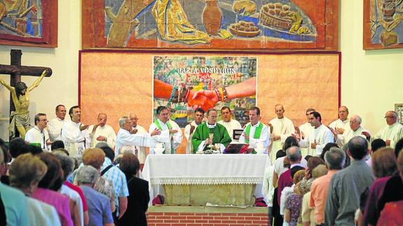 El obispo Carlos López durante una celebración eucarística.