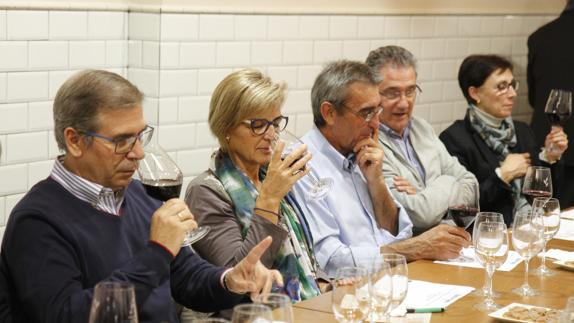 Participantes en la cata olfatean uno de los vino. 