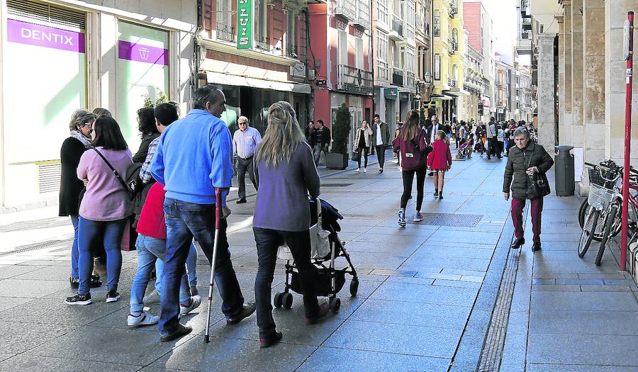 Numerosas personas caminan por la Calle Mayor.