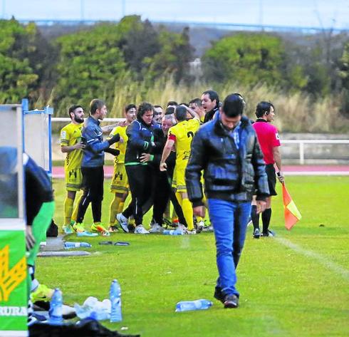 Los jugadores del Beroil Bupolsa celebran el gol que les dio el punto ayer en Las Pistas del Helmántico ante un Astu cabizbajo.