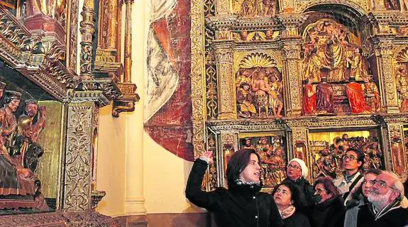 Sandra de Arriba, a la izquierda, indica la representación de San Cosme y San Damián, en la capilla de San Gregorio.