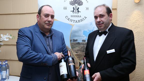 Paco Plaza (izquierda) y Julio Santervás muestran los vinos. Diego Gómez