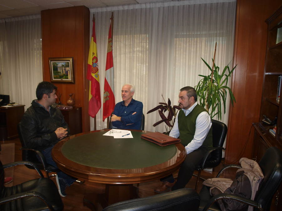 El alcalde de La Pernía, a la izquierda, con el delegado de la Junta, en el centro. 