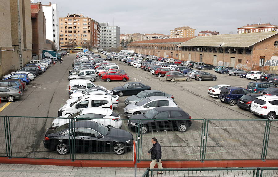 Aparcamiento de la Estación de Pequeña, visto desde la pasarela de Villalobón. 